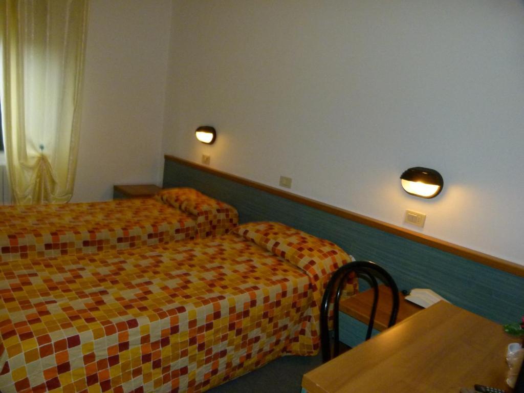 Hotel Olivi サロ エクステリア 写真