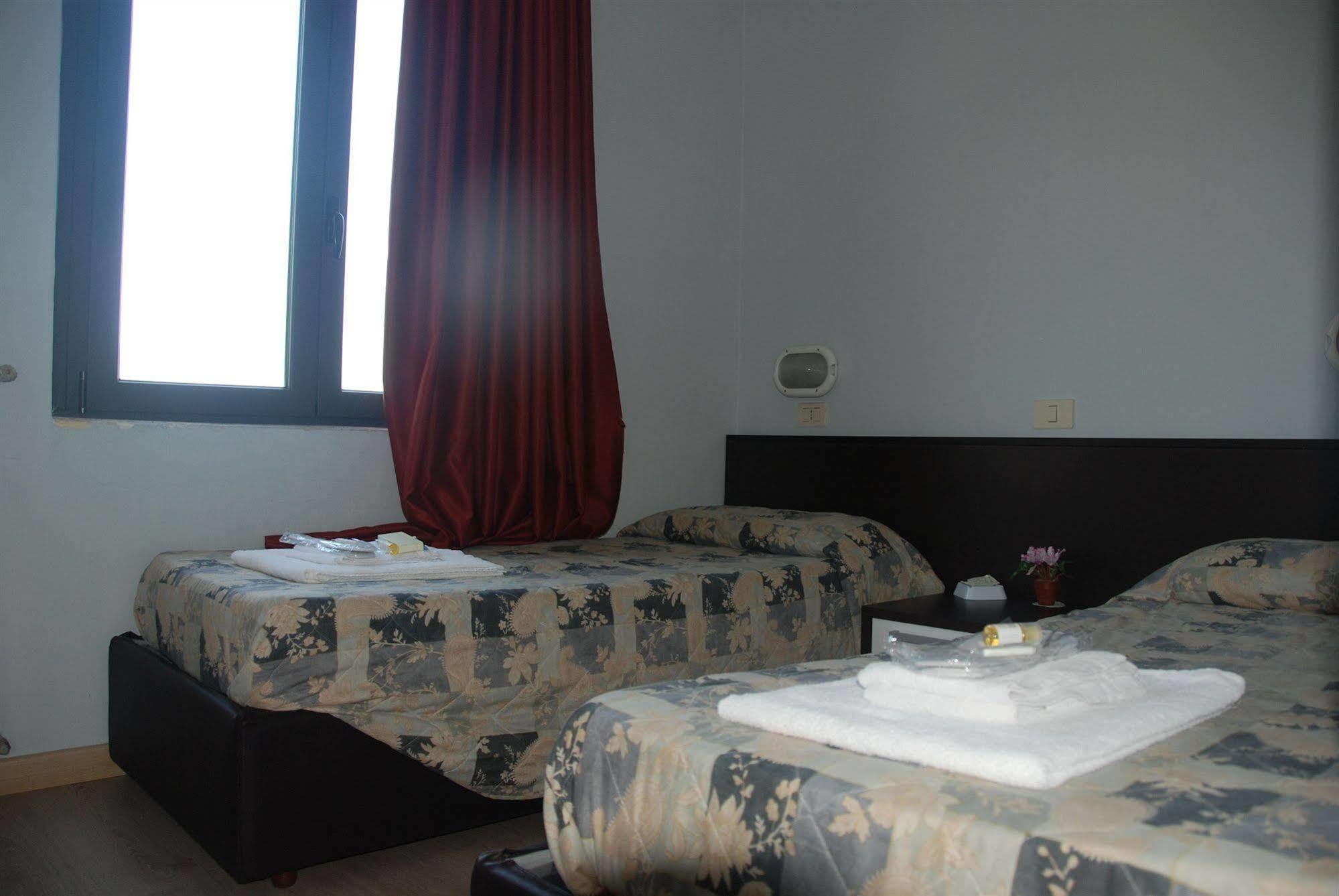 Hotel Olivi サロ エクステリア 写真