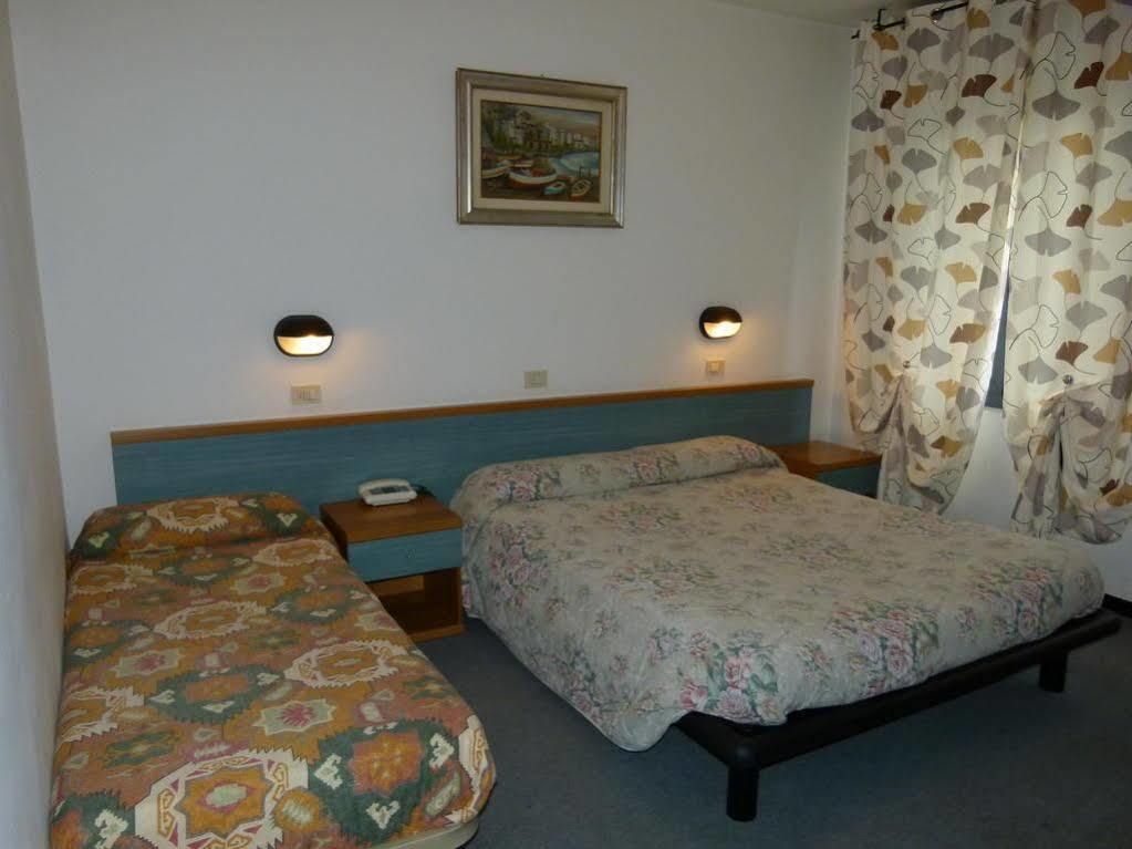 Hotel Olivi サロ エクステリア 写真